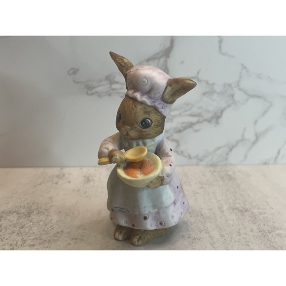 The Unbranded Brand Other - Vtg Mommy Rabbit Figurine 3"